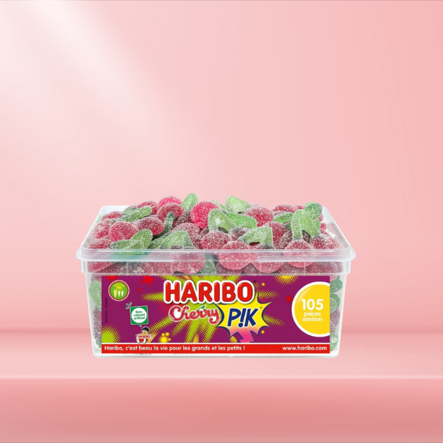 Boîte de bonbons Haribo Cherry Pik, mélange fruité et acidulé, sur fond rose.