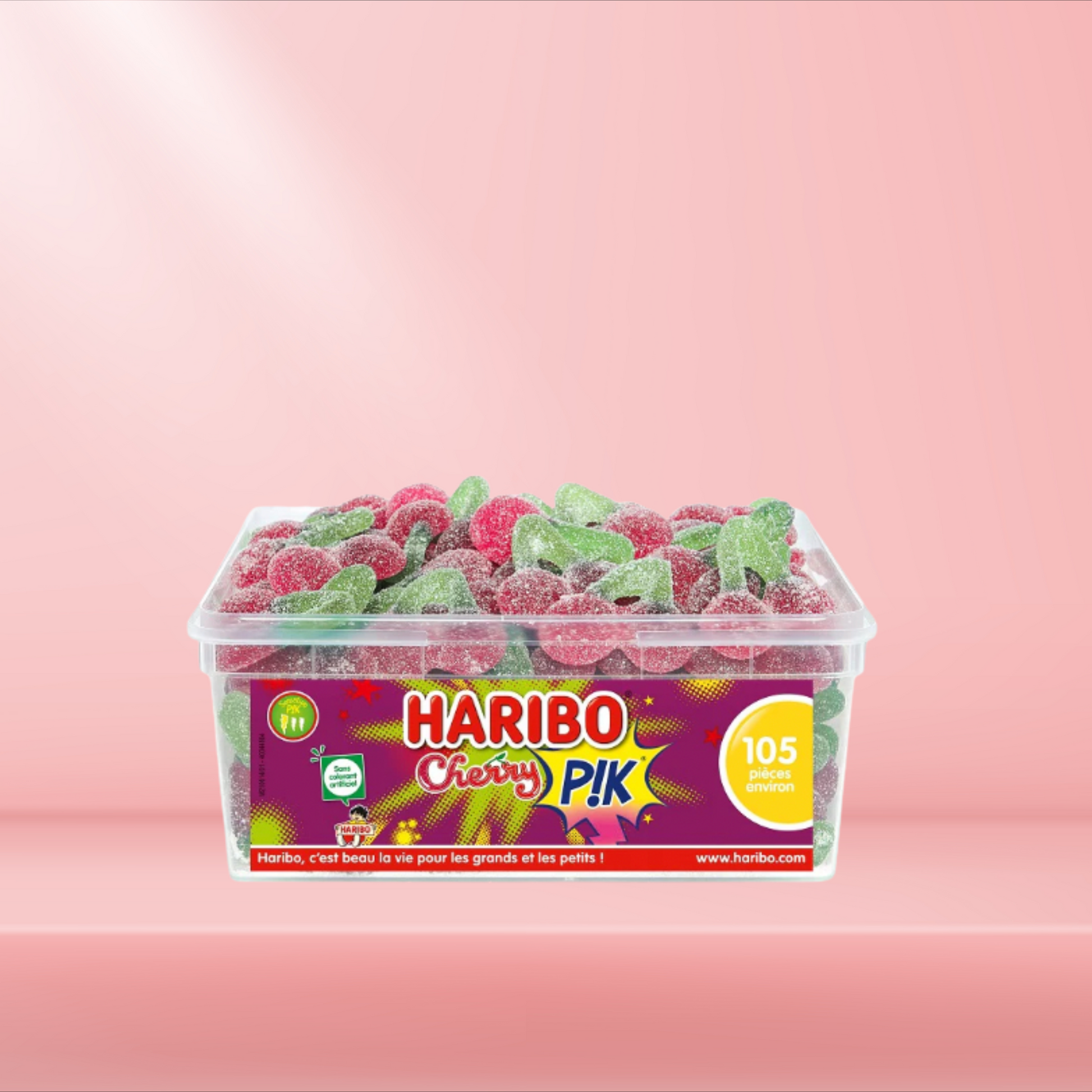 Boîte de bonbons Haribo Cherry Pik, mélange fruité et acidulé, sur fond rose.