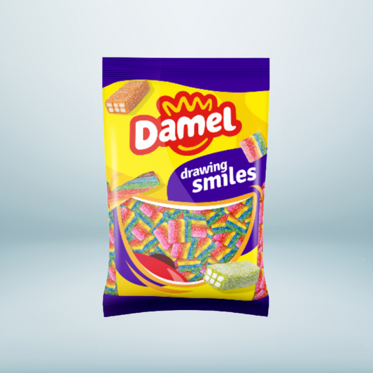 Sachet de bonbons Damel Mini Arc-en-Ciel Halal sur fond bleu, bandes gélifiées multicolores acidulées.