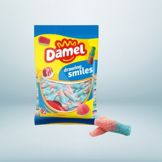 Bonbons Damel Bouteilles Cola Roses Halal sur fond bleu, friandises gélifiées au goût de cola fruité.