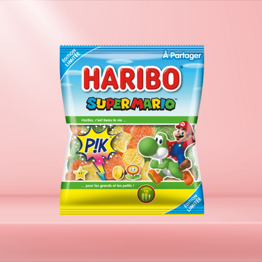 Sachet de bonbons Haribo Super Mario, assortiment gélifié aux couleurs des personnages Nintendo, sur fond rose.