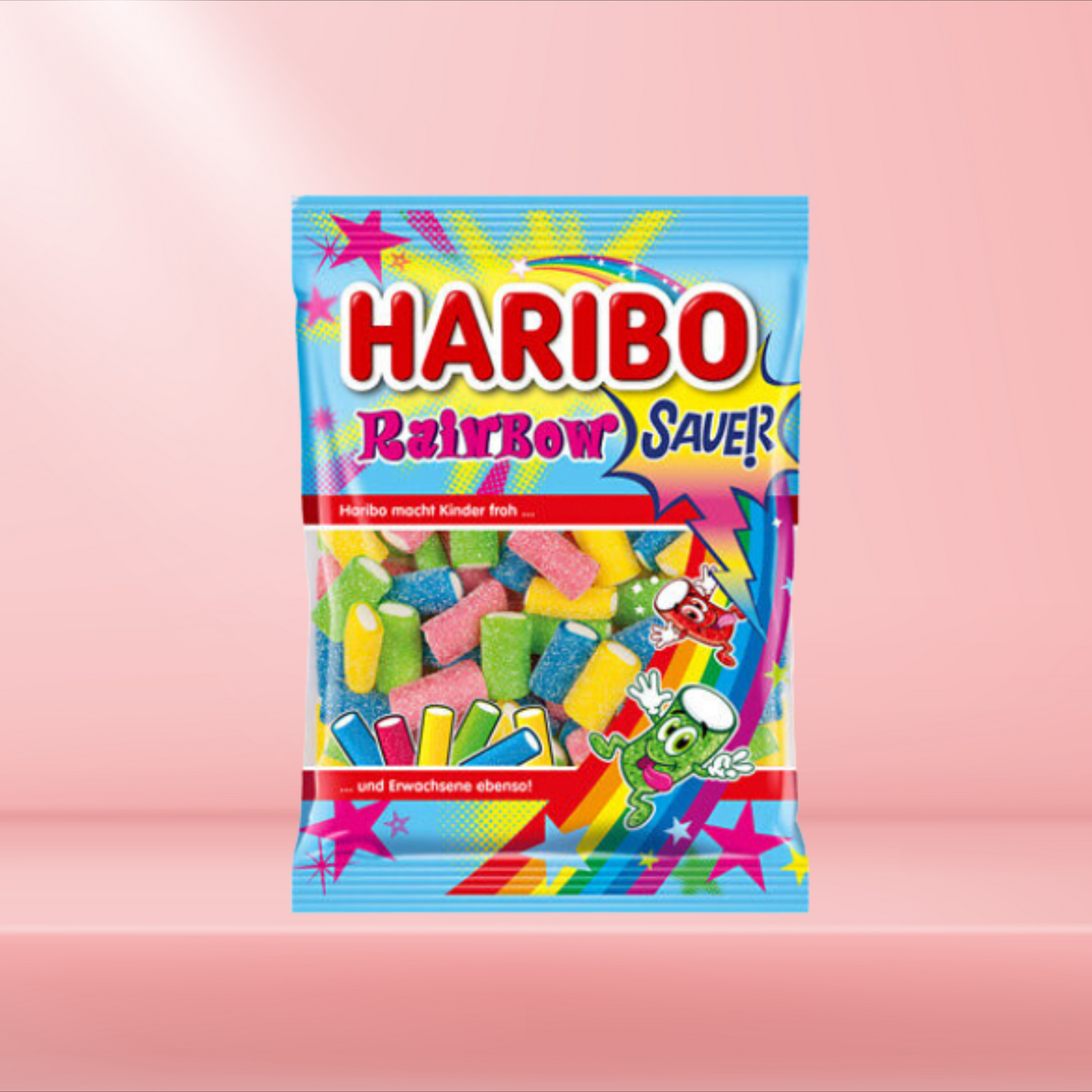 Sachet de bonbons Haribo Rainbow, assortiments de bandes fruitées et acidulées, sur fond rose.