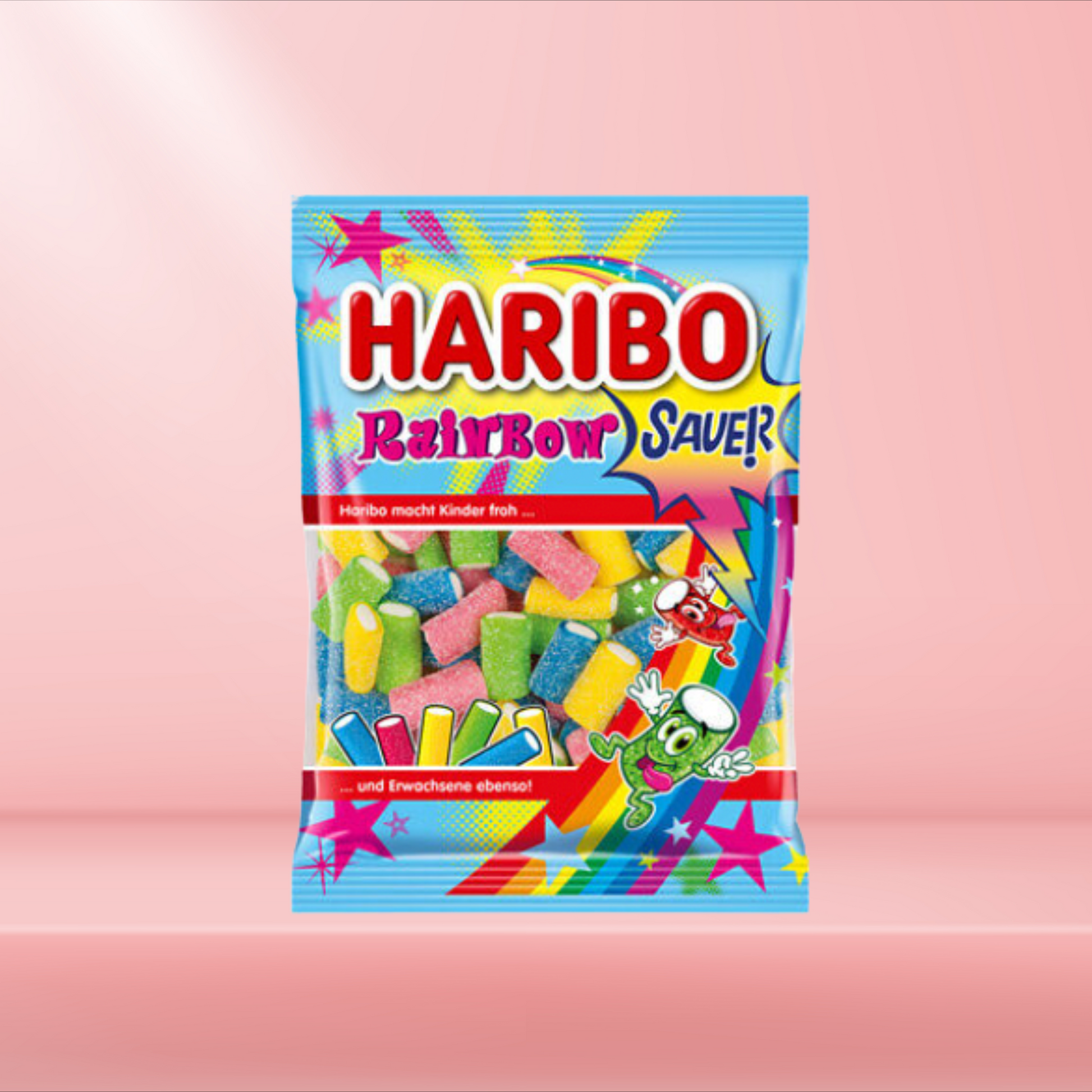Sachet de bonbons Haribo Rainbow, assortiments de bandes fruitées et acidulées, sur fond rose.