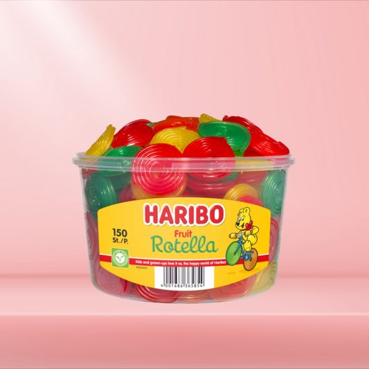 Boîte de bonbons Haribo Rotella, rouleaux de réglisse au goût intense, sur fond rose.